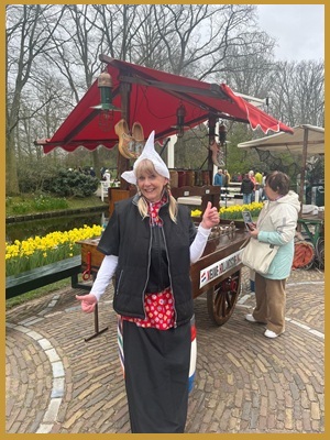 Hostess uit uitdeler in Hollands kostuum - © www.hospitalityladies.nl