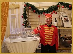 Hospitality Lady Champagne uitdelen © www.hospitalityladies.nl